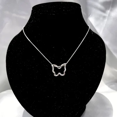 Collar Mariposa Minimalista de acero inoxidable - no se oxida - Joyería Salomé Quito