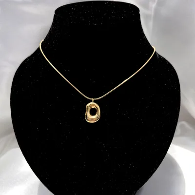 Collar O chonqui dorado de acero inoxidable - no se oxida - Joyería Salomé Quito